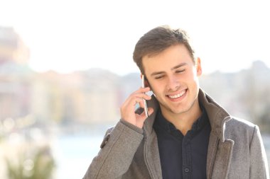Telefon sohbet kış mutlu bir adam portresi önden görünüm