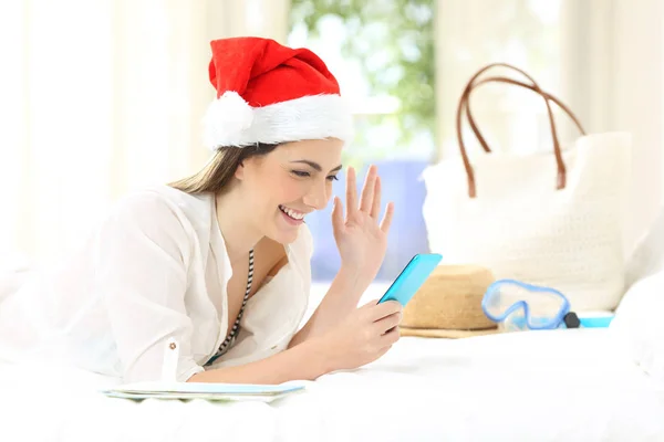 Счастливая Женщина Рождественские Праздники Разговаривает Видеозвонке Смартфона — стоковое фото