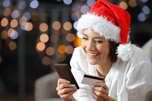 Frau Bezahlt Online Weihnachten Hause Der Nacht Auf Einer Couch — Stockfoto