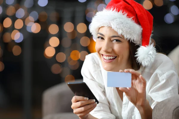 Женщина Показывает Чистую Кредитку Рождество Сидя Диване Гостиной Дома — стоковое фото