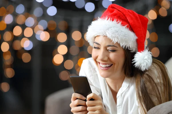 Frau Telefoniert Weihnachten Auf Einer Couch Heimischen Wohnzimmer — Stockfoto
