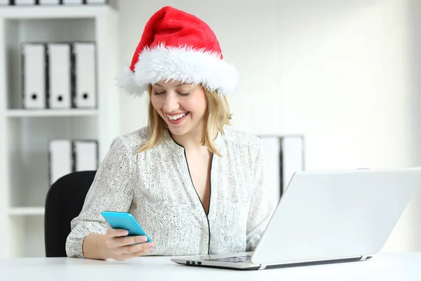 Счастливый Случайный Сотрудник Проверяет Телефон Офисе Рождественское Время — стоковое фото