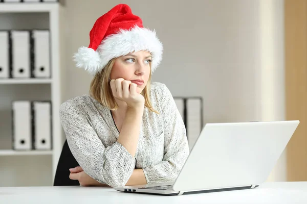 Triste Empregado Desperdiçando Tempo Olhando Para Escritório Natal — Fotografia de Stock