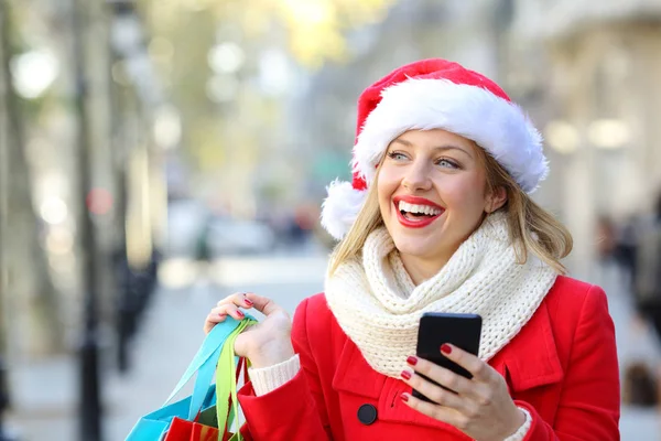 Boldog Bevásárló Tárolás Telefon Bevásárló Szatyrok Gondolkodás Nézett Oldalon Karácsony — Stock Fotó