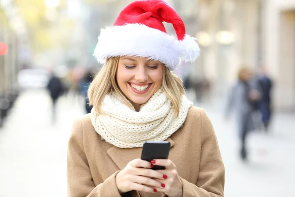 Szczęśliwa Kobieta Kapeluszu Santa Czytając Tekst Telefon Boże Narodzenie Ulicy — Zdjęcie stockowe