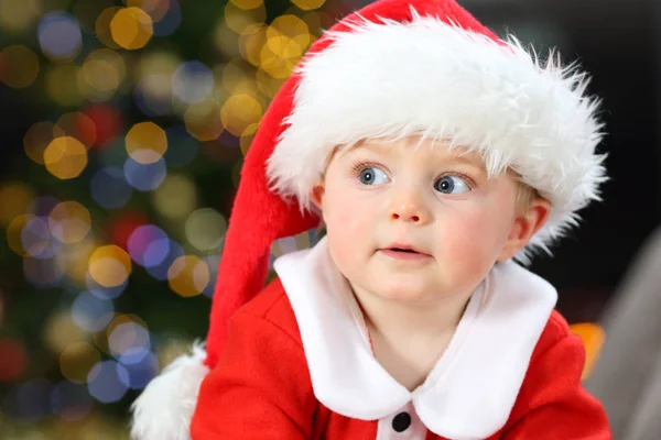 Bébé Étonné Portant Costume Père Noël Regardant Côté Sur Canapé — Photo