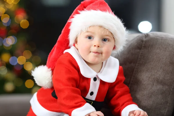 Bebé Distraído Sofá Casa Navidad Con Árbol Fondo —  Fotos de Stock