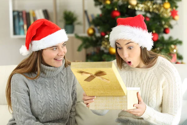 Oturma Odasında Evde Bir Kanepede Oturan Noel Hediye Veren Arkadaşlar — Stok fotoğraf