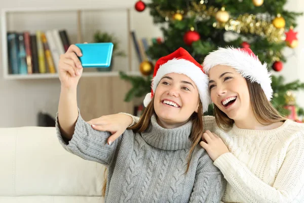 Przyjaciół Biorąc Selfie Boże Narodzenie Siedzi Kanapie Salonie Domu — Zdjęcie stockowe