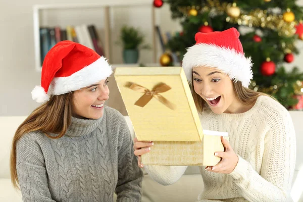 Mujer Conmocionada Recibiendo Regalo Navidad Sentada Sofá Sala Estar Casa — Foto de Stock