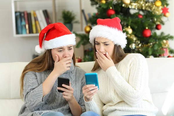 Занепокоєні Жінки Читають Погані Новини Різдво Сидячи Дивані Вітальні Вдома — стокове фото