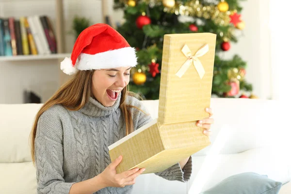 Amazed Woman Opening Gift Box Christmas Sitting Couch Living Room — Stock Photo, Image