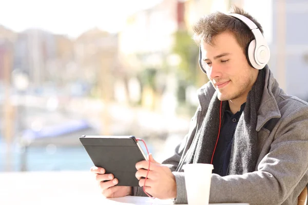 Man Learning Kijken Tutorials Online Een Tablet Een Koffieshop — Stockfoto