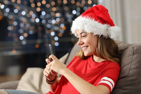 Adolescente Feliz Enviando Mensagens Natal Sentado Sofá Sala Estar Casa — Fotografia de Stock