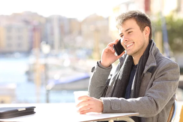 Uomo Prende Telefono Inverno Una Caffetteria Una Città Costiera — Foto Stock