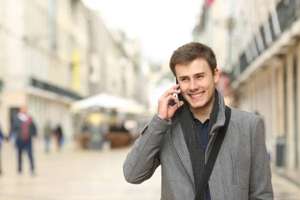 Framifrån Porträtt Lycklig Man Pratar Telefon Vintern Gatan — Stockfoto