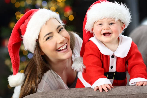 Mãe Filho Felizes Olhando Para Câmera Natal Deitado Sofá Sala — Fotografia de Stock