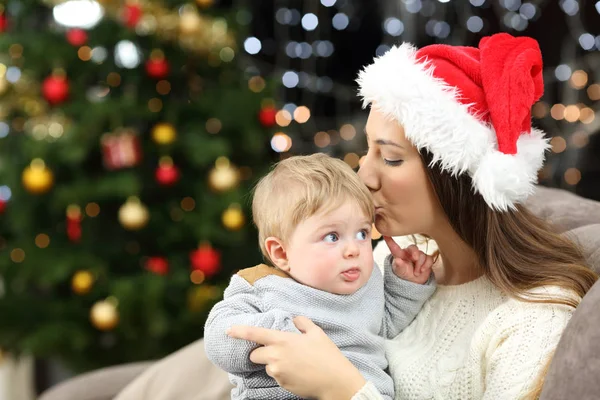 Mãe Afetuosa Beijando Seu Filho Bebê Natal Sentado Sofá Sala — Fotografia de Stock