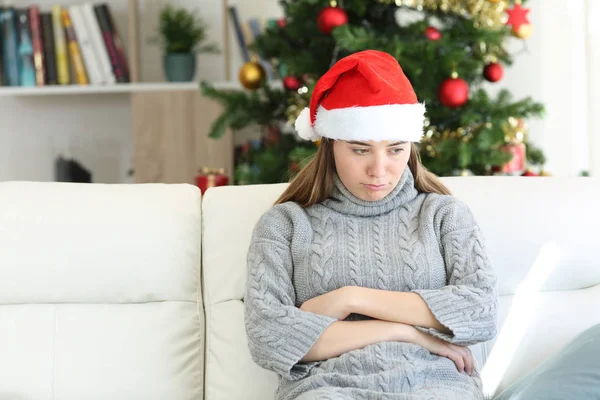 Visão Frontal Retrato Adolescente Triste Natal Tempo Sentado Sofá Sala — Fotografia de Stock