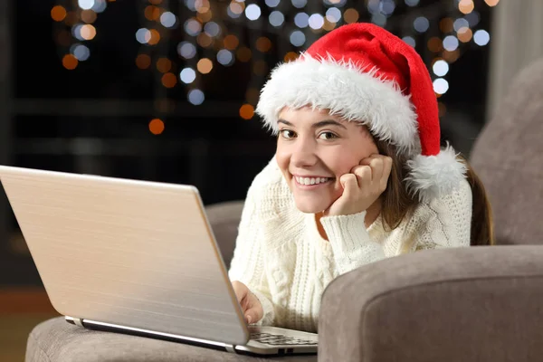 Teen Using Laptop Looking You Christmas Lying Couch Living Room — Stock Photo, Image