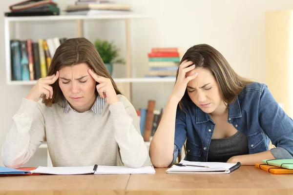 Estudiantes Cansados Estudiando Notas Difíciles Memorizar Preparando Examen Casa — Foto de Stock