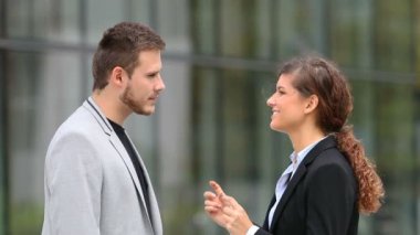 Profil sahibi sokakta konuşurken iki mutlu iş adamları