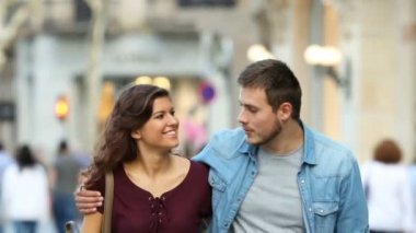 Mutlu bir çift söz ve kamera doğru yürüyüş önden görünümü