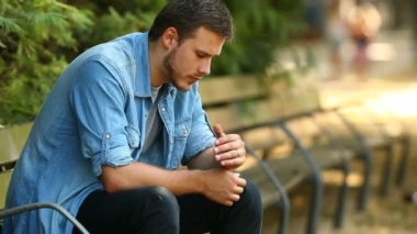 Nikah yüzüğü bir parkta tutarak boşanma sonrası şikayet üzücü bir koca closeup
