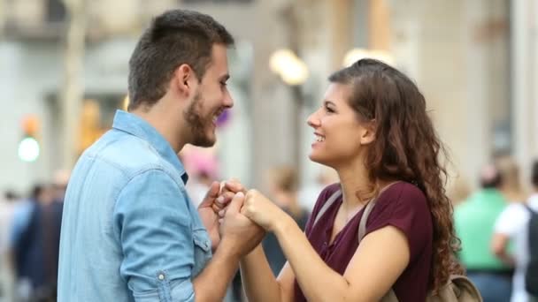 手を繋いでいると通りにハグ 幸せなカップルのいちゃつくの側面図 — ストック動画