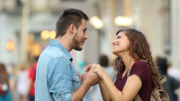 Vista Lateral Una Feliz Pareja Coqueteando Mano Calle — Vídeos de Stock