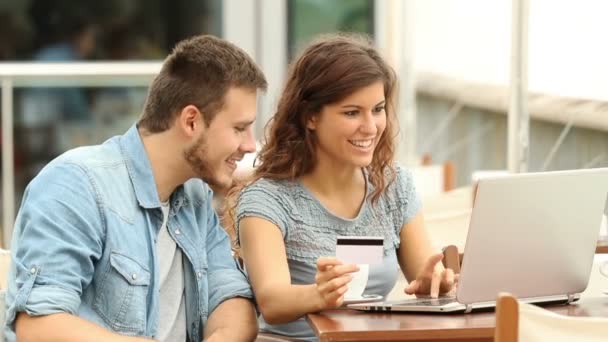 Счастливая Пара Делает Покупки Онлайн Кредитной Картой Ноутбуком Кафе — стоковое видео