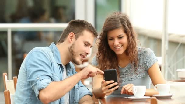 Pareja Feliz Hablando Contenido Teléfonos Inteligentes Una Cafetería Día Lluvioso — Vídeo de stock