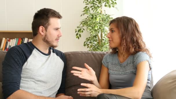 Casal Feliz Conversando Sentado Sofá Sala Estar Casa — Vídeo de Stock