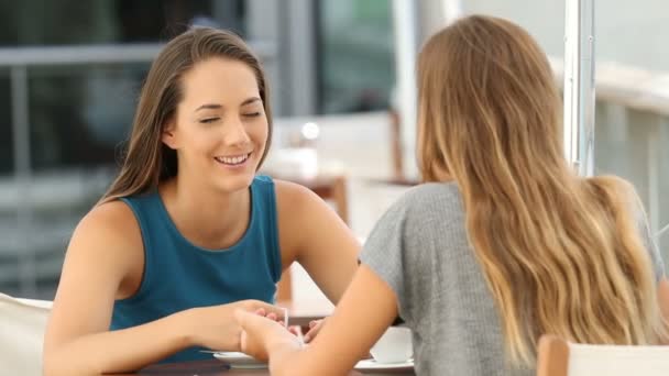 Deux Amis Heureux Parlent Riant Relaxant Dans Café — Video