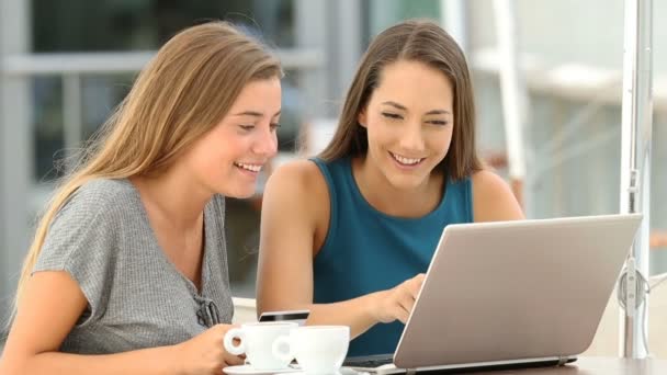 Twee Gelukkige Vrienden Online Winkelen Met Een Laptop Betalen Met — Stockvideo