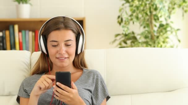 Vista Frontal Uma Menina Feliz Usando Fones Ouvido Ouvindo Música — Vídeo de Stock