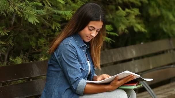 Diák Girl Tanul Egy Parkban Feljegyzések Olvasásához — Stock videók