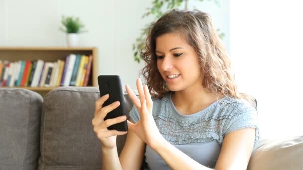 Mujer Feliz Usando Teléfono Móvil Sentado Sofá Casa — Vídeo de stock