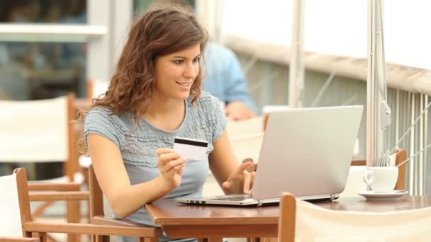 Счастливая Женщина Ходит Магазинам Ноутбуком Платит Кредитной Картой Кафе — стоковое видео