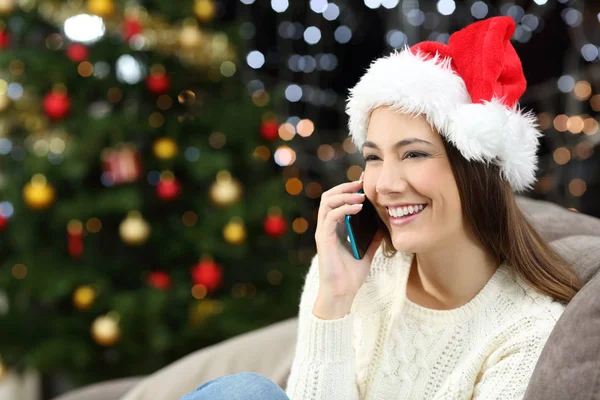 Lány Felhívja Telefonon Karácsonyi Otthon Nappaliban Fotelben Ülve — Stock Fotó