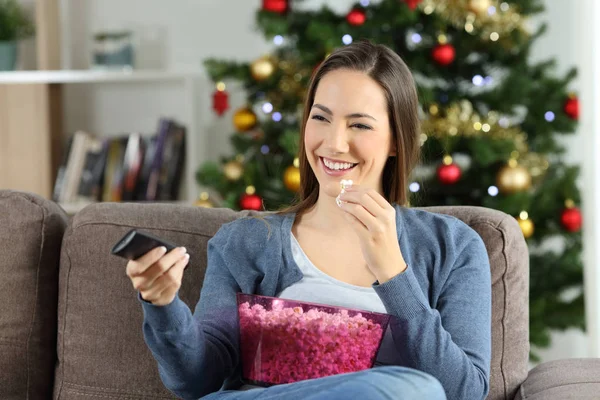 Mulher Assistindo Natal Sentado Sofá Sala Estar Casa — Fotografia de Stock