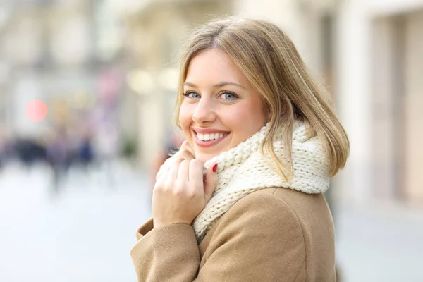 一个快乐的女人的肖像在冬天在街上摆着看相机 — 图库照片
