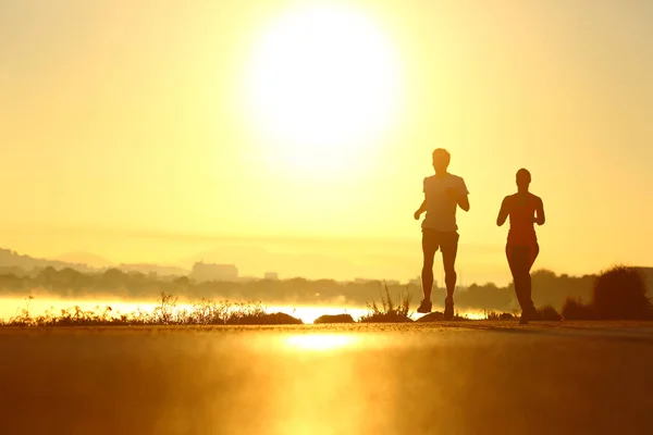 Muž Žena Siluety Běží Při Východu Slunce Pobřežní Silnici — Stock fotografie