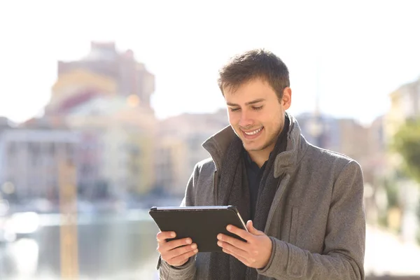 Hombre Feliz Revisando Contenido Una Tableta Vacaciones Invierno —  Fotos de Stock