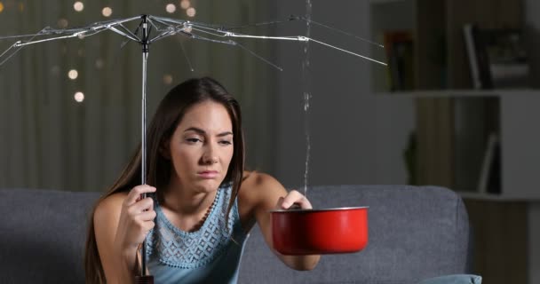 Žena trpí voda úniky doma s zlomený deštník. Pojištění špatné koncepce