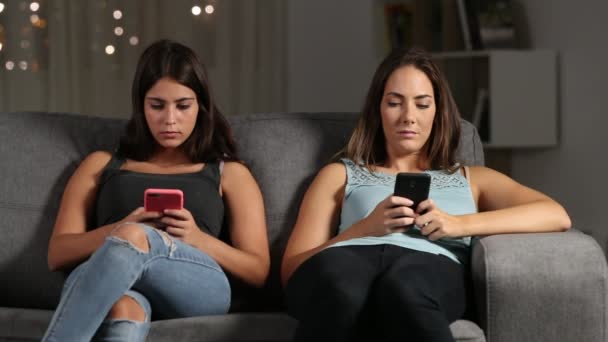 Annoiati Amici Antisociali Che Ignorano Vicenda Utilizzando Smartphone Seduti Divano — Video Stock