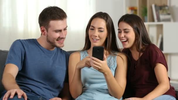 Vista Frontal Tres Amigos Felices Hablando Sobre Contenido Del Teléfono — Vídeos de Stock