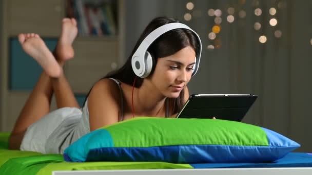 Mutlu Genç Kız Evde Yatakta Yatıyordu Gece Bir Tablet Medyada — Stok video