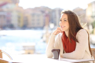 Mutlu kadın rahatlatıcı bir kafe Teras uzak bir sahil şehri sokakta arıyorsunuz