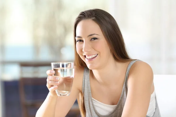 Mujer Feliz Posando Sosteniendo Vaso Agua Casa — Foto de Stock